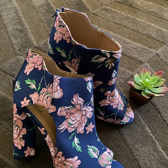 Flower Booties - Picture 5 of 7